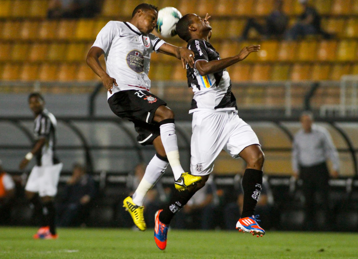 Ednilson do Corinthians disputa a bola com o jogador Rene da Ponte Preta durante partida vlida pelo Campeonato Brasileiro realizado no estdio do Pacaembu