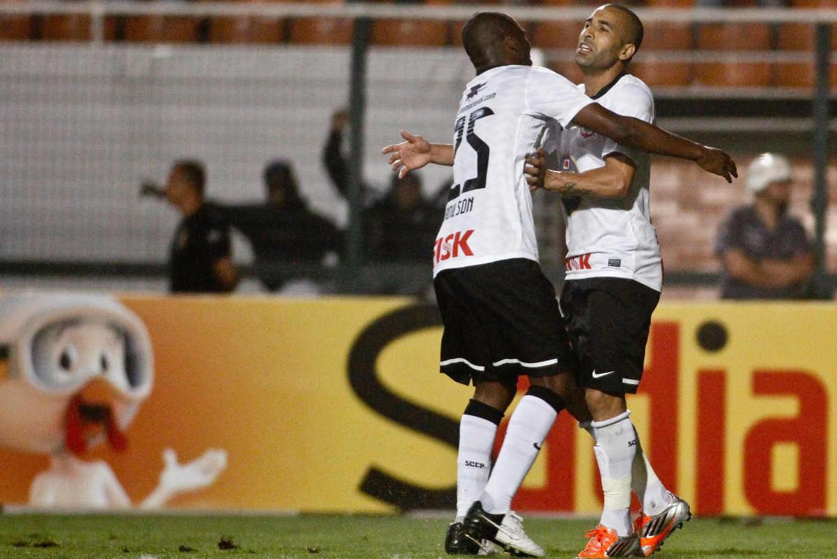 Emerson do Corinthians comemora aps marca gol contra a equipe da Ponte Preta durante partida vlida pelo Brasileiro 2012