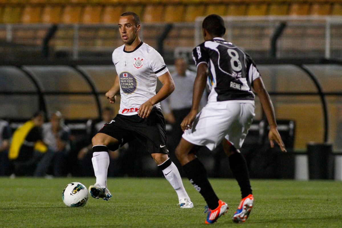 Guilherme do Corinthians disputa a bola com o jogador Rene da Ponte Preta durante partida vlida pelo Campeonato Brasileiro realizado no estdio do Pacaembu