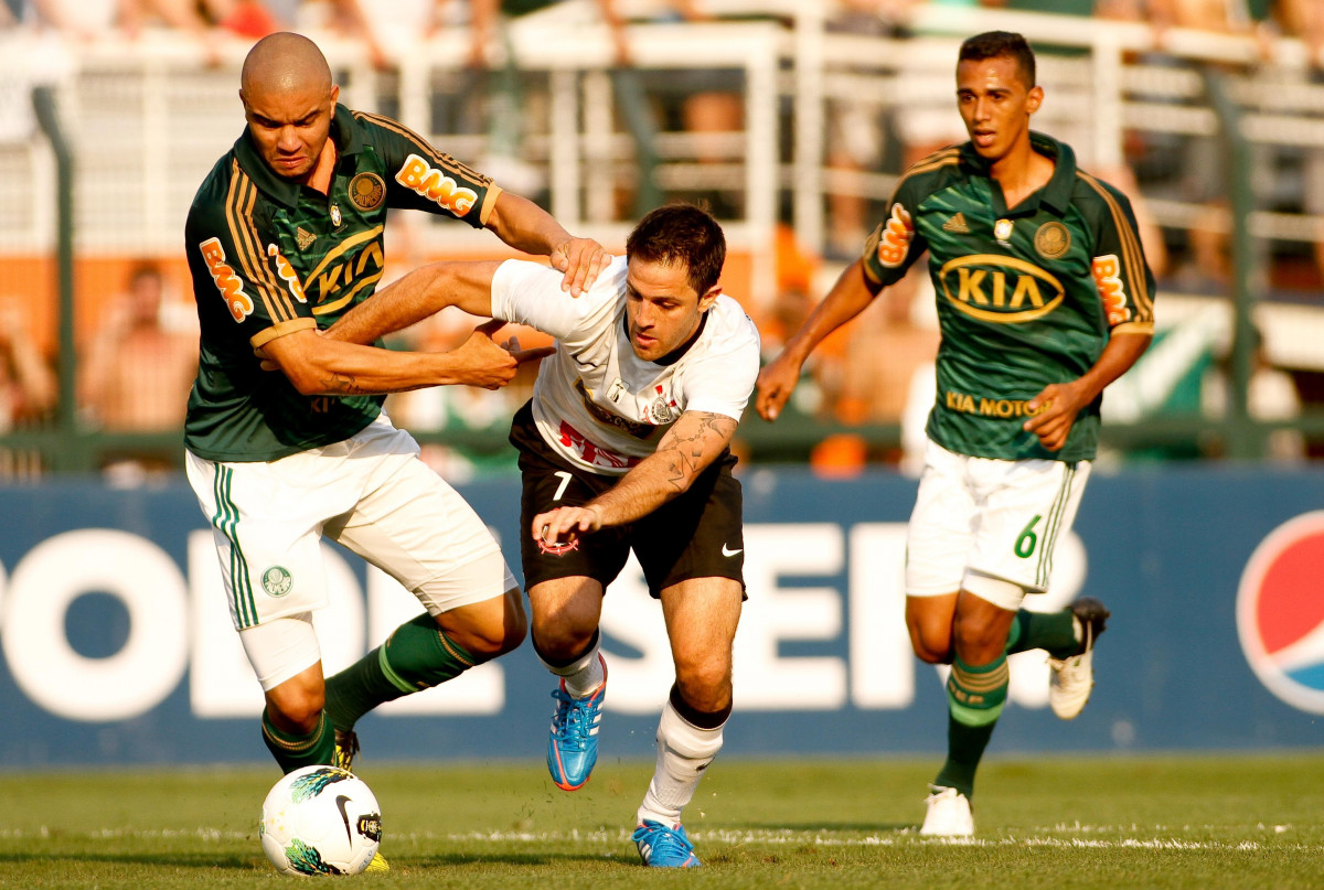 Martinez do Corinthians disputa a bola com o jogador Mauricio Ramos do Palmeiras durante partida vlida pelo campeonato Brasileiro 2012