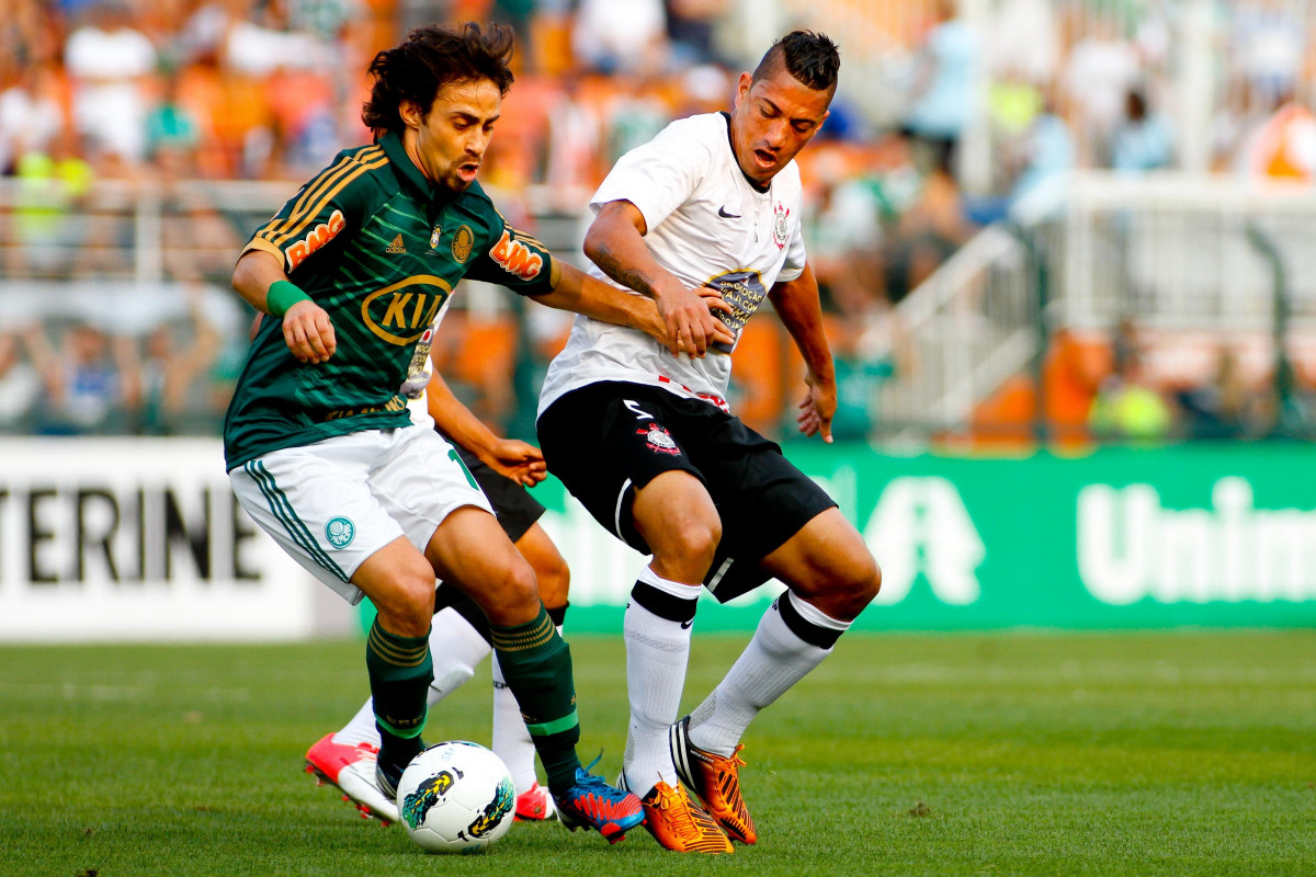 Ralf do Corinthians disputa a bola com o jogador Valdivia do Palmeiras durante partida válida pelo campeonato Brasileiro 2012
