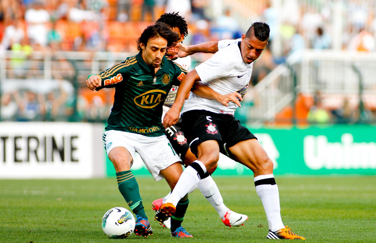 Ralf do Corinthians disputa a bola com o jogador Valdivia do Palmeiras durante partida vlida pelo campeonato Brasileiro 2012
