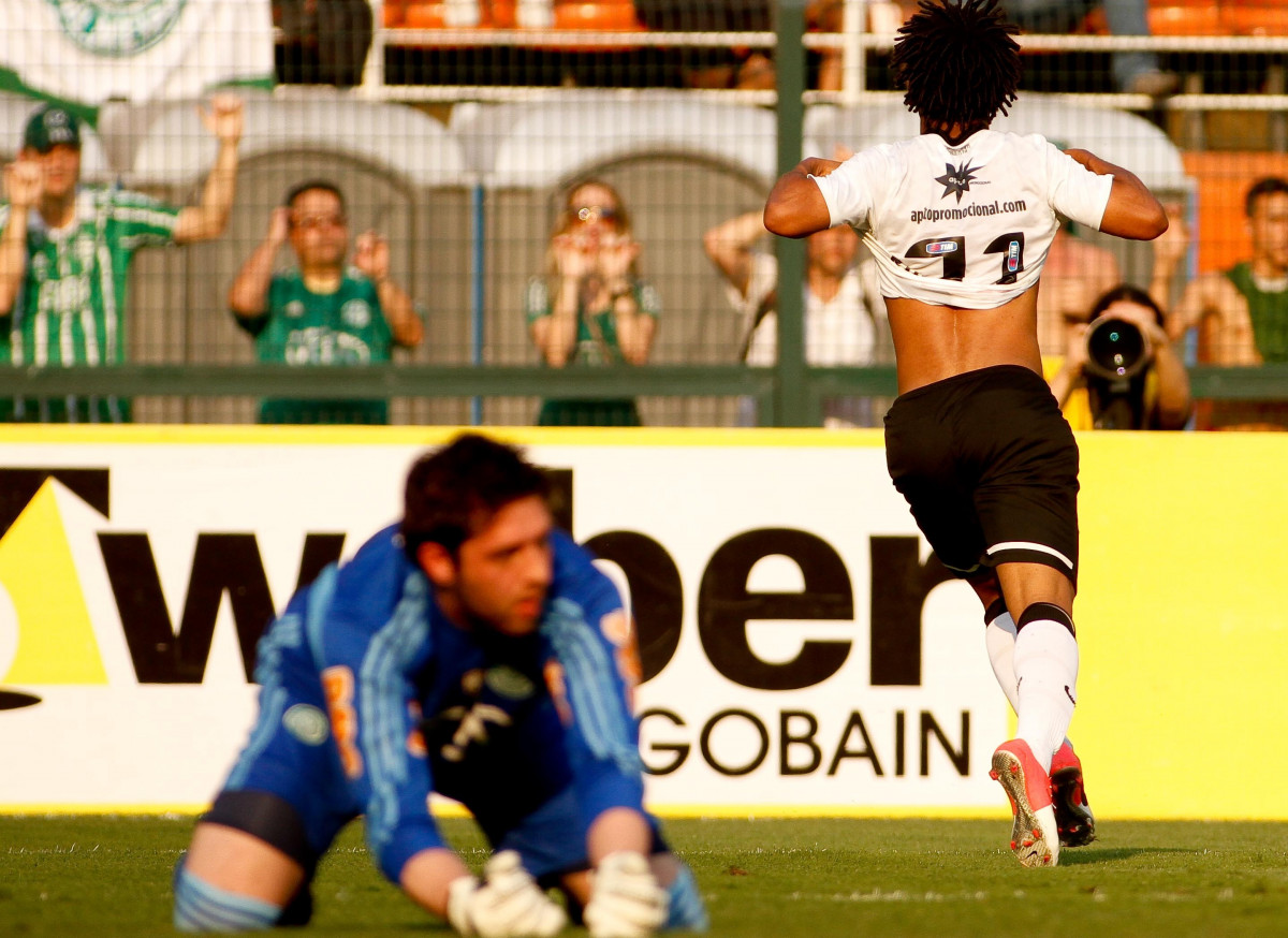 Romarinho do Corinthians comemora aps marca gol contra a equipe do Palmeiras durante partida vlida pelo campeonato Brasileiro 2012