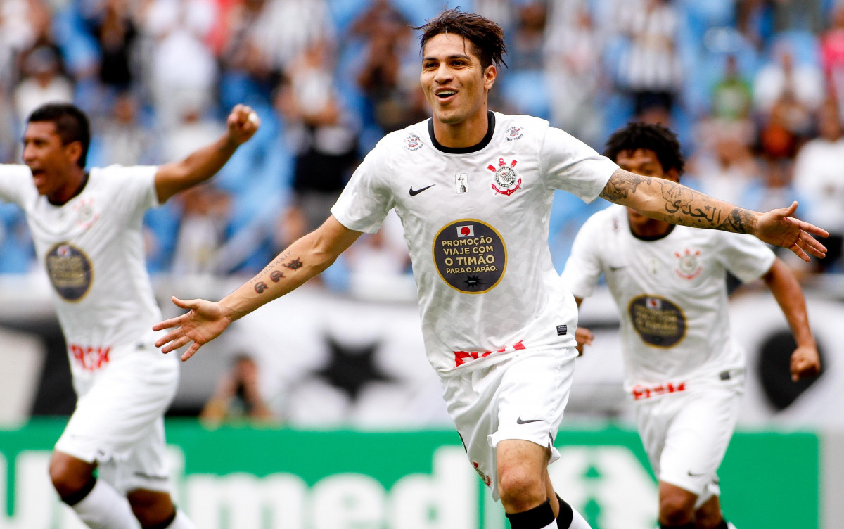 Guerrero do Corinthians comemora aps marca gol contra a equipe do Botafogo durante partida vlida pelo Campeonato Brasileiro realizado no estdio do Engenho