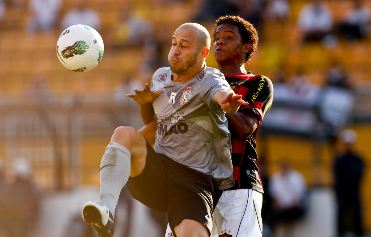 Alessandro do Corinthians disputa a bola com o jogador Rithely do Sport durante partida vlida pelo Campeonato Brasileiro realizado no estdio do Pacaembu