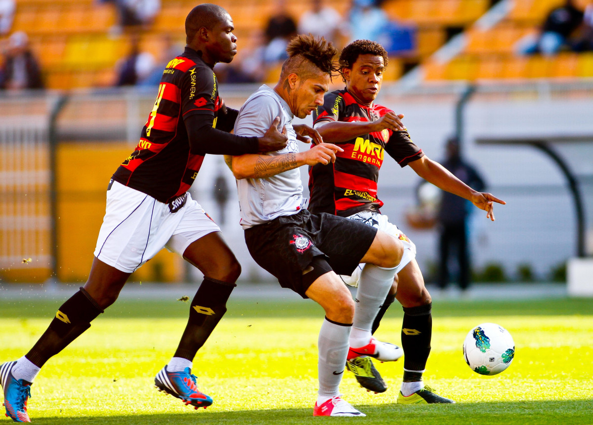 Guerrero do Corinthians disputa a bola com o jogador Diego Ivo do Sport durante partida vlida pelo Campeonato Brasileiro realizado no estdio do Pacaembu