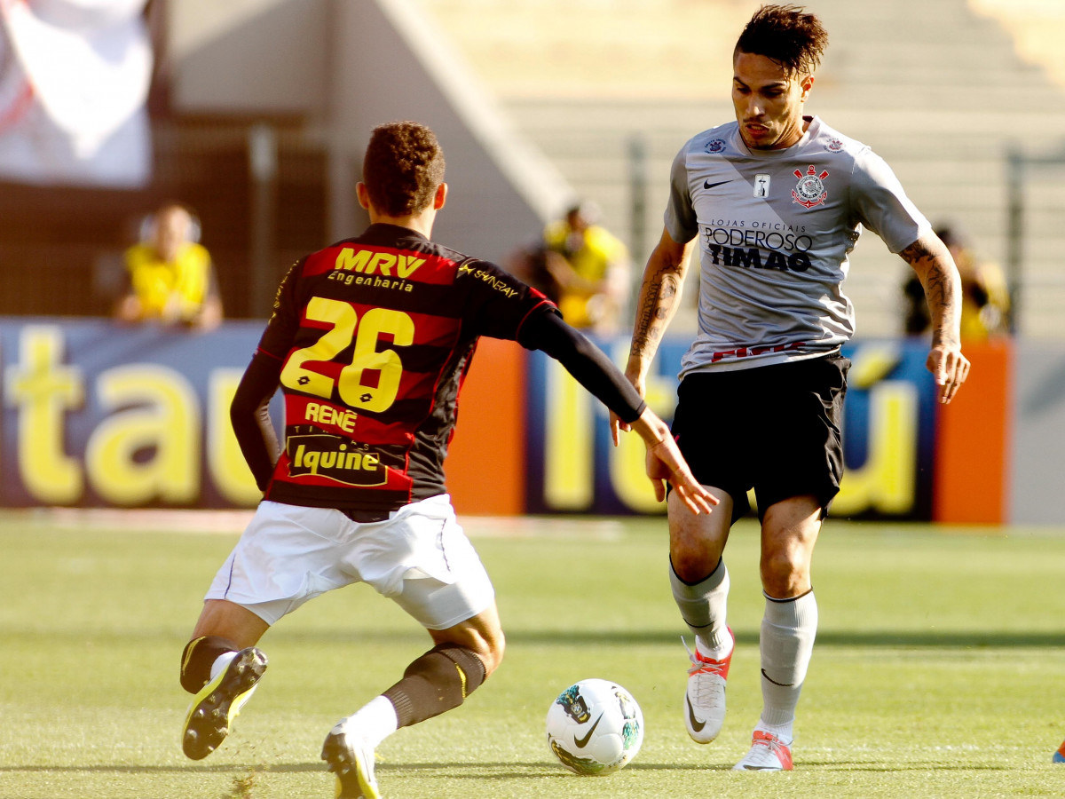 Guerrero do Corinthians disputa a bola com o jogador Rene do Sport durante partida vlida pelo Campeonato Brasileiro realizado no estdio do Pacaembu