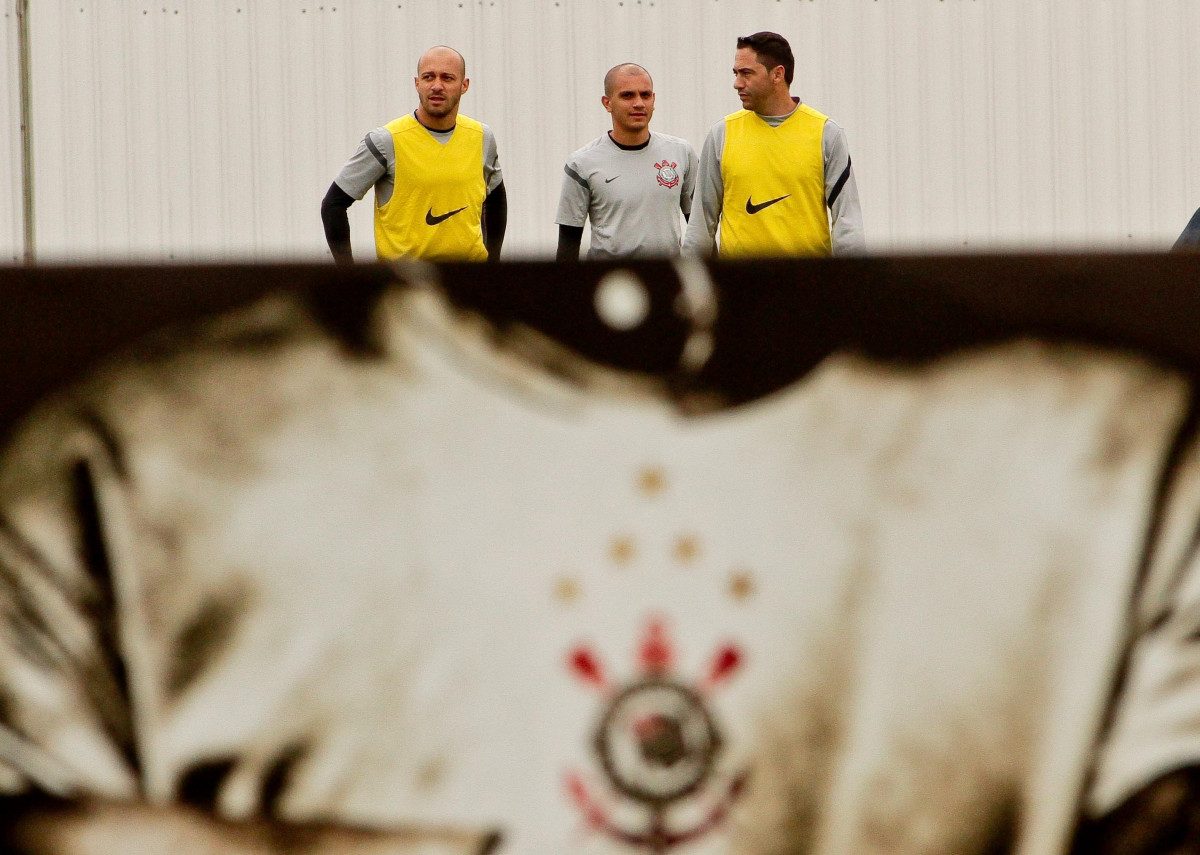 Alessandro,Andr Santos e Chico durante treino do Corinthians So Paulo
