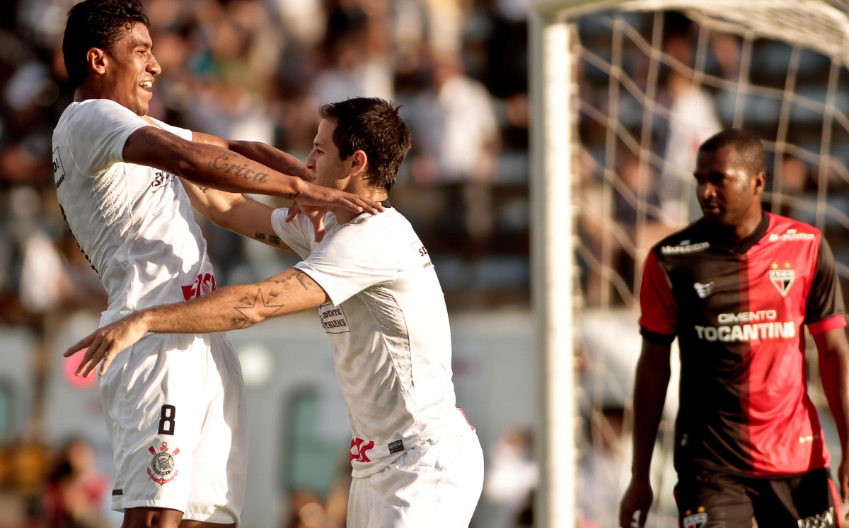 Martinez do Corinthians comemora após marca golc ontra a equipe do Atlético GO durante partida válida pelo Campeonato Brasileiro realizado no Serejão