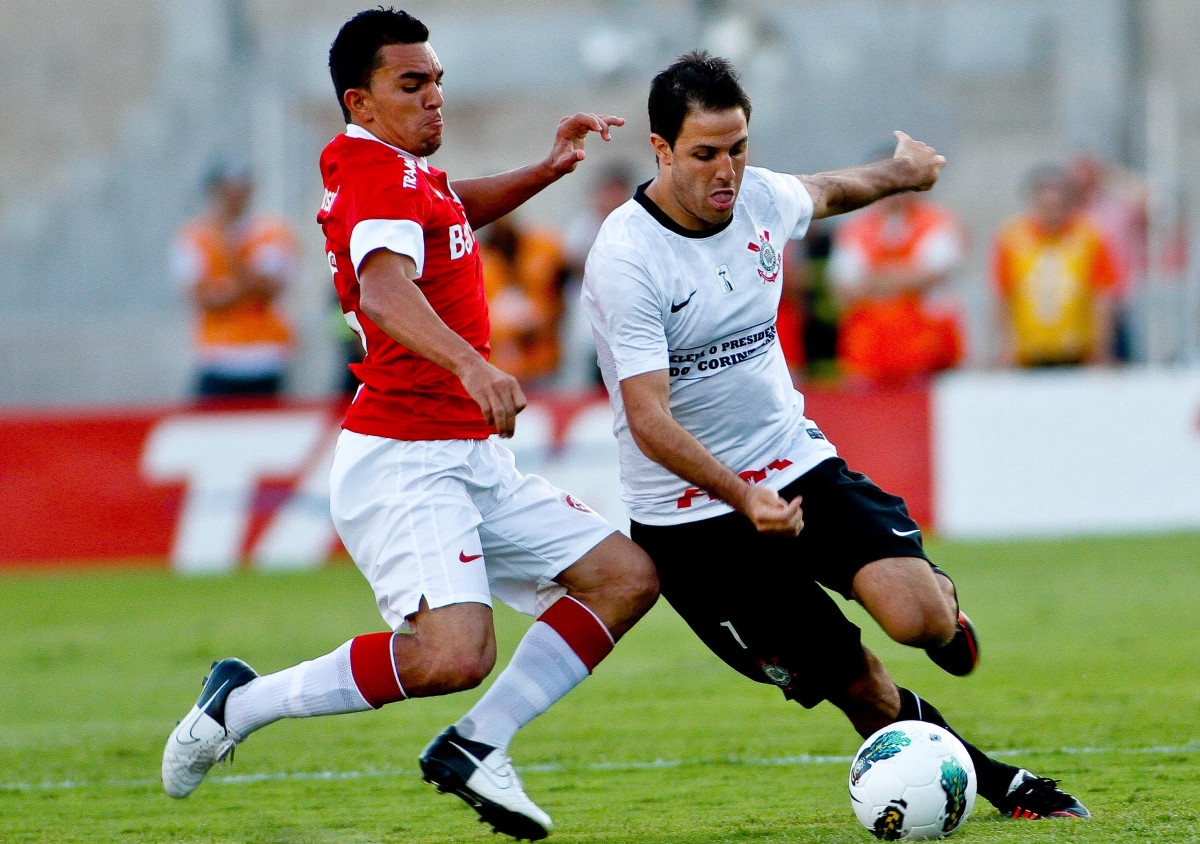 Martinez do Corinthians disputa a bola com o jogador Edson do Internacional durante partida vlida pelo Campeonato Brasileiro. realizado em Porto Alegre/RS
