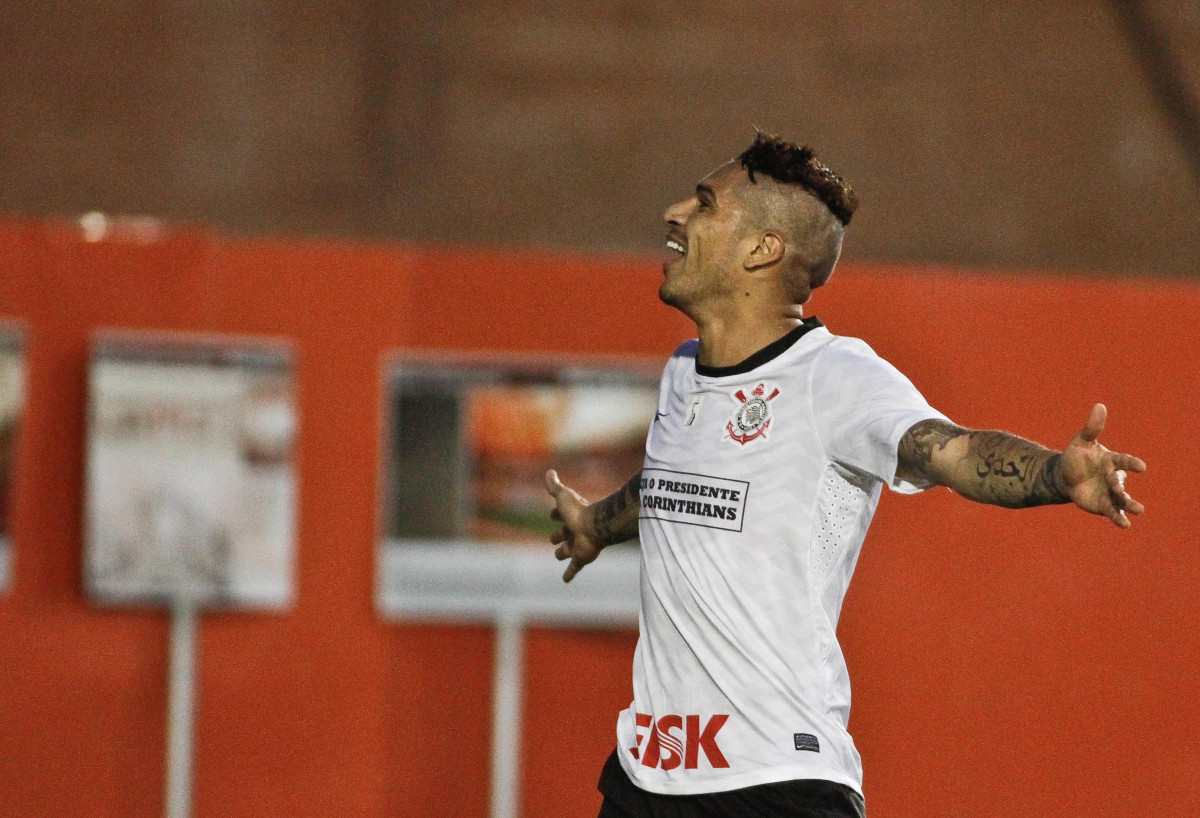 Paolo Guerrero do Corinthians comemora aps marca gol contra a equipe do Internacional durante partida vlida pelo Campeonato Brasileiro. realizado em Porto Alegre/RS