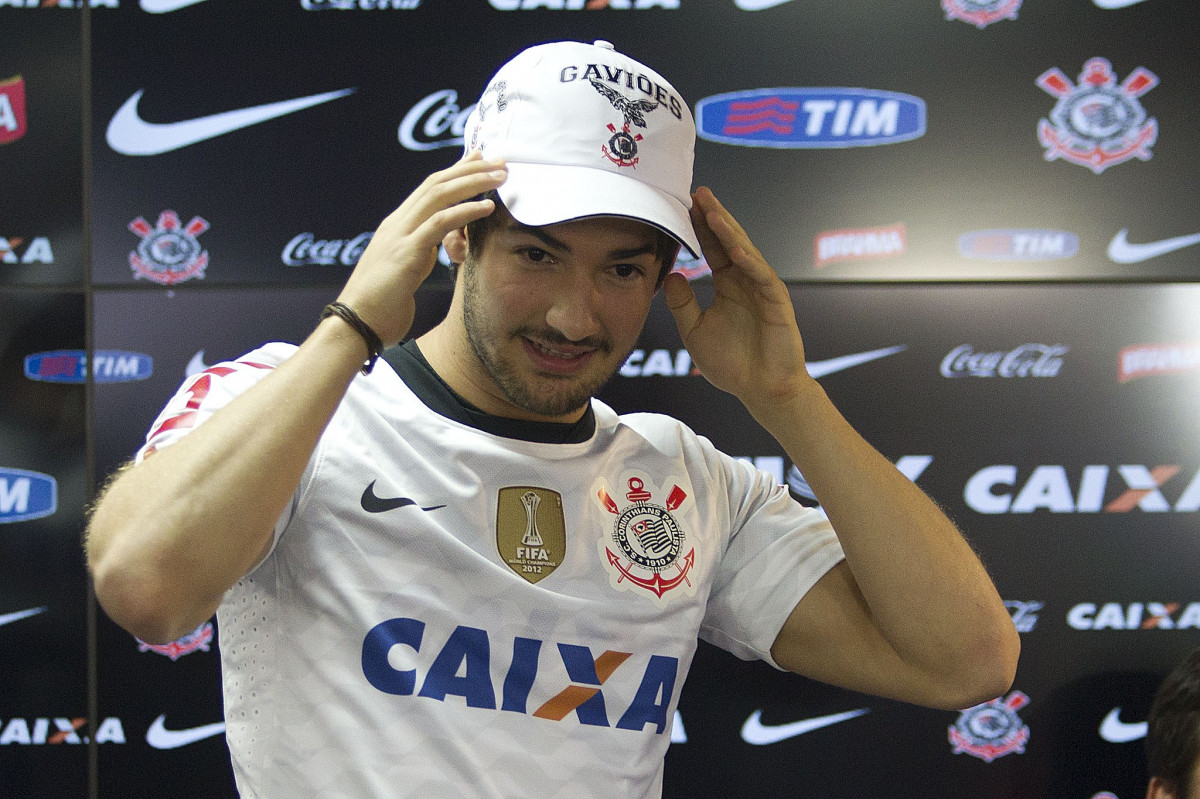 O atacante Alexandre Pato, ao lado do diretor de futebol Roberto Andrade e do diretor adjunto de futebol Duilio Monteiro Alves, foi apresentado hoje aps o treino desta manh no CT Joaquim Grava, localizado no Parque Ecolgico do Tiete. O prximo jogo da equipe ser domingo, dia 20/01, contra o Paulista de Jundia, no estdio Jaime Cintra , em Jundia, vlido pela 1 rodada do Campeonato Paulista de 2013