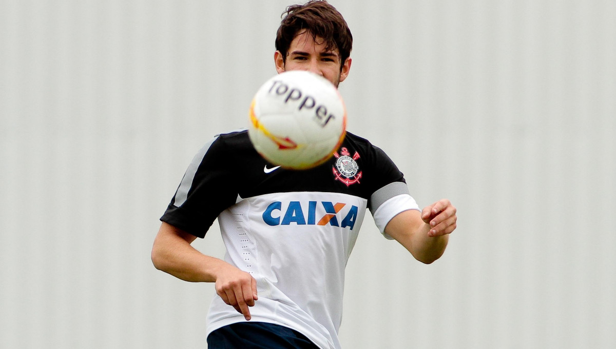 Alexandre Pato durante treino do Corinthians realizado no CT joaquim grava