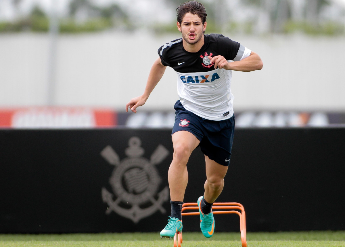 Alexandre Pato durante treino do Corinthians realizado no CT joaquim grava