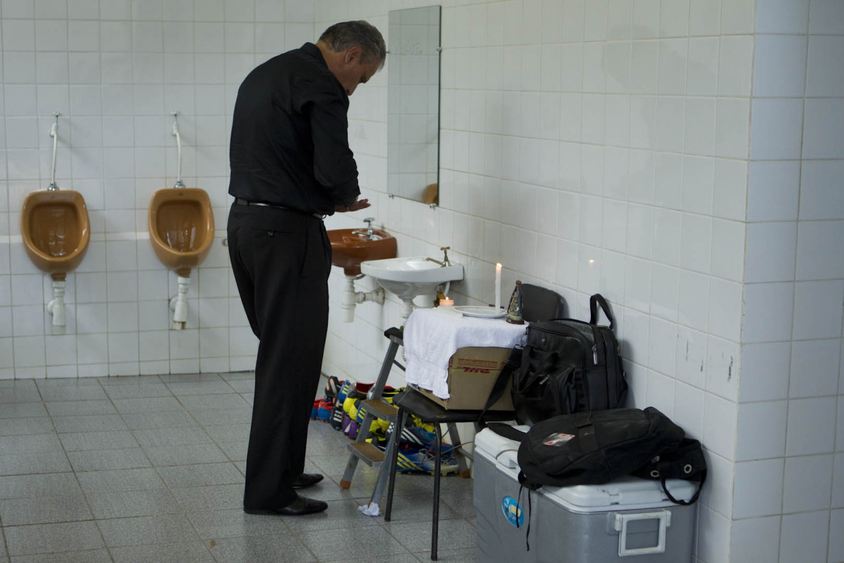 Nos vestiários antes do jogo desta tarde entre Paulista x Corinthians, no estádio Jaime Cintra , em Jundiaí, válido pela 1ª rodada do Campeonato Paulista 2013 - Jundiaí/SP