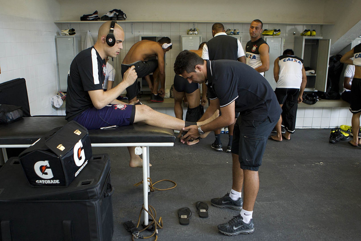 Nos vestiários antes do jogo desta tarde entre Paulista x Corinthians, no estádio Jaime Cintra , em Jundiaí, válido pela 1ª rodada do Campeonato Paulista 2013 - Jundiaí/SP