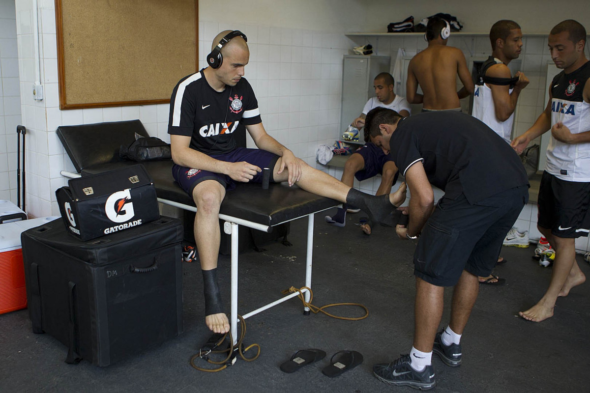 Nos vestiários antes do jogo desta tarde entre Paulista x Corinthians, no estádio Jaime Cintra , em Jundiaí, válido pela 1ª rodada do Campeonato Paulista 2013 - Jundiaí/SP