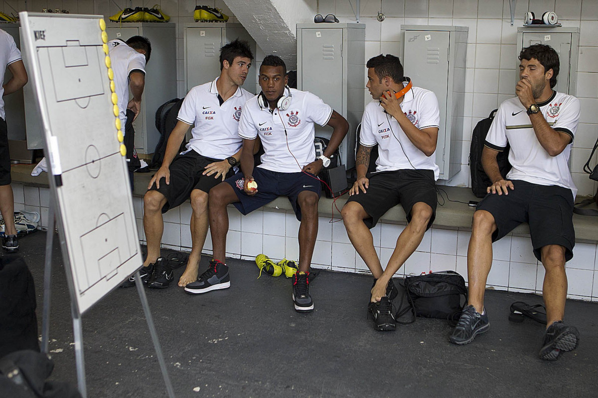 Nos vestiários antes do jogo desta tarde entre Paulista x Corinthians, no estádio Jaime Cintra , em Jundiaí, válido pela 1ª rodada do Campeonato Paulista 2013 - Jundiaí/SP
