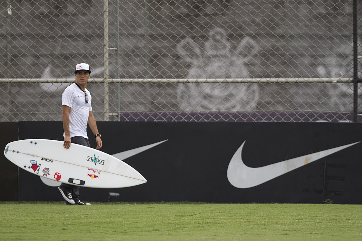 O surfista profissional Mineirinho, durante o treino realizado desta tarde no CT Joaquim Grava, localizado no Parque Ecolgico do Tiete. O prximo jogo da equipe ser quarta-feira, dia 23/01, contra a Ponte Preta, de Campinas, no estdio do Pacaembu, vlido pela 1 rodada do Campeonato Paulista de 2013