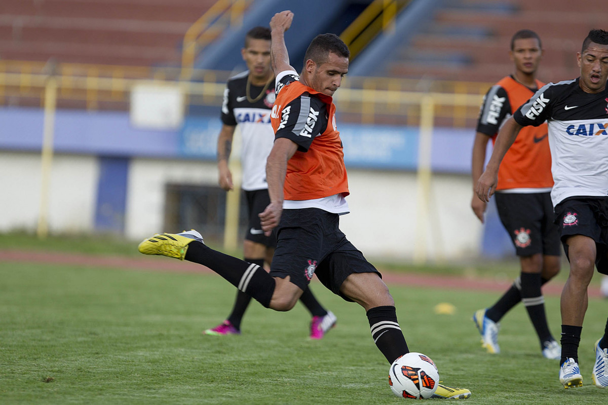 Durante o treino esta tarde no Estadium Felix Capriles, em Cochabamba. O prximo jogo da equipe ser quarta-feira, 20/02, contra o San Jos, na cidade de Oruro/Bolivia, primeiro jogo da fase de classificao da Copa Libertadores de Amrica 2013