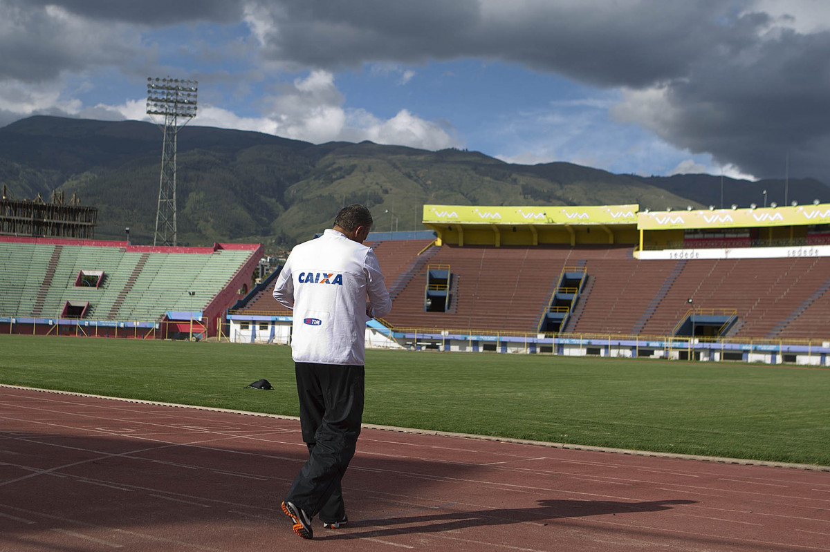 Durante o treino esta tarde no Estadium Felix Capriles, em Cochabamba. O prximo jogo da equipe ser quarta-feira, 20/02, contra o San Jos, na cidade de Oruro/Bolivia, primeiro jogo da fase de classificao da Copa Libertadores de Amrica 2013