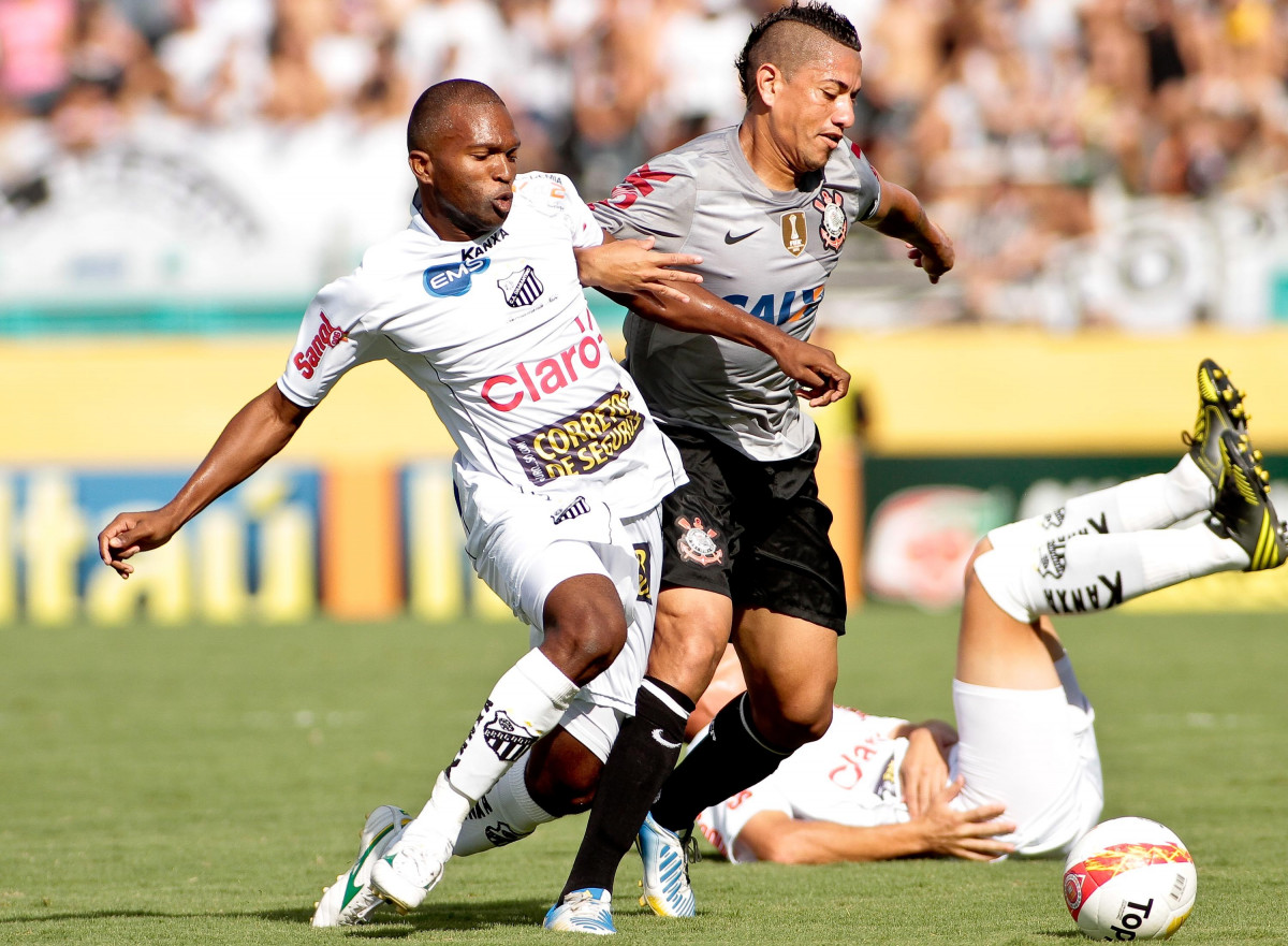 Malaquias do Bragantino disputa a bola com o jogador Ralf do Corinthians durante partida vlida pelo Campeonato Paulista realizado no Nabi Abi Chedid. Bragana Paulista/SP