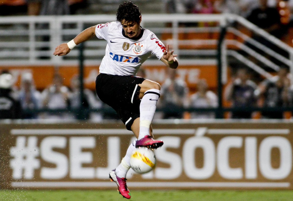 Emerson do Corinthians disputa a bola com o jogador do Ituano durante partida válida pelo Copa Libertadores realizado no Pacaembu