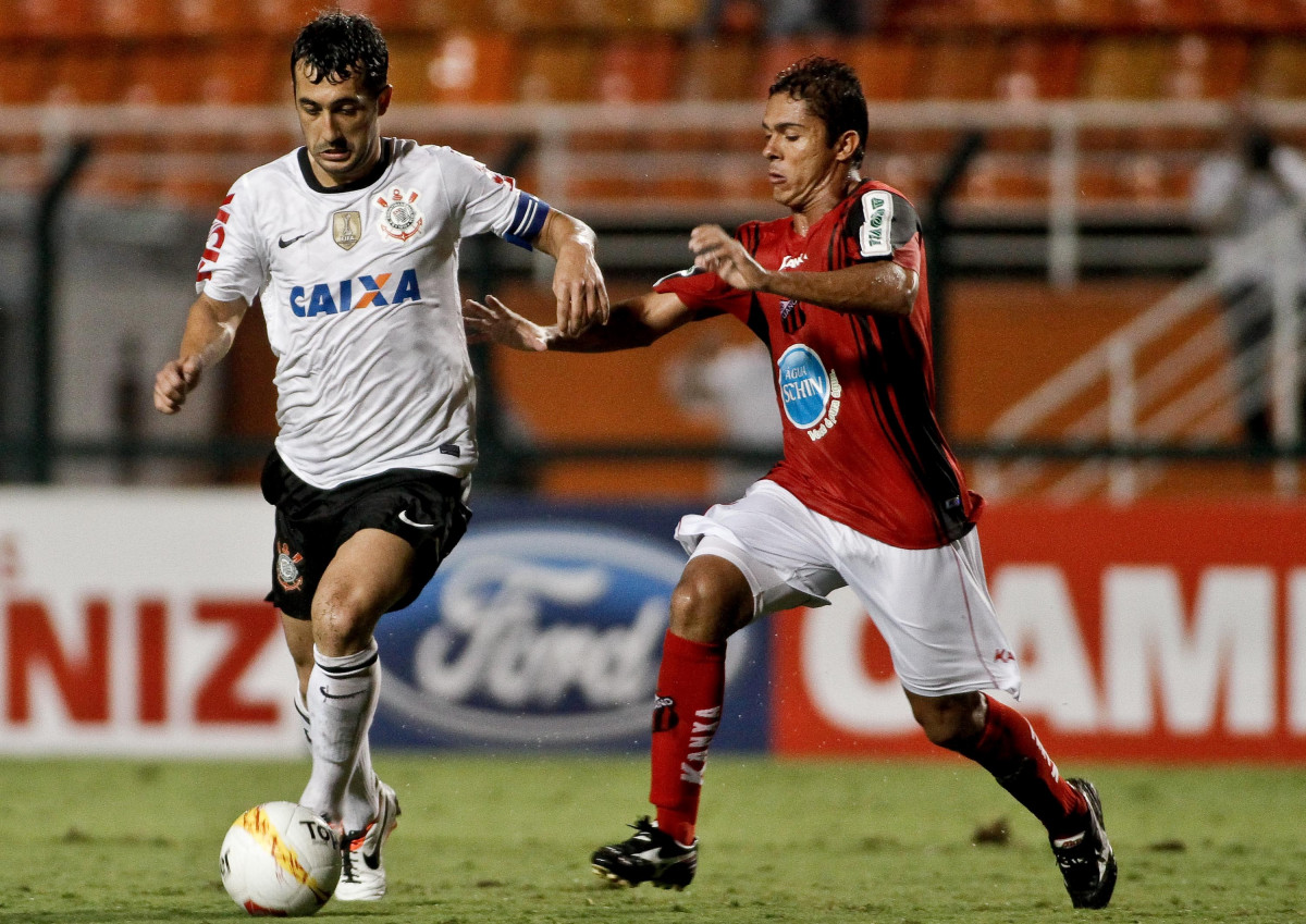 Emerson do Corinthians disputa a bola com o jogador do Ituano durante partida vlida pelo Copa Libertadores realizado no Pacaembu