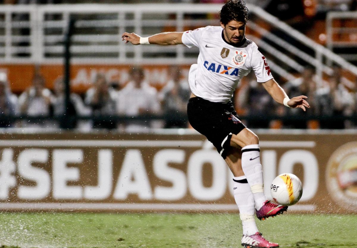 Emerson do Corinthians disputa a bola com o jogador do Ituano durante partida vlida pelo Copa Libertadores realizado no Pacaembu