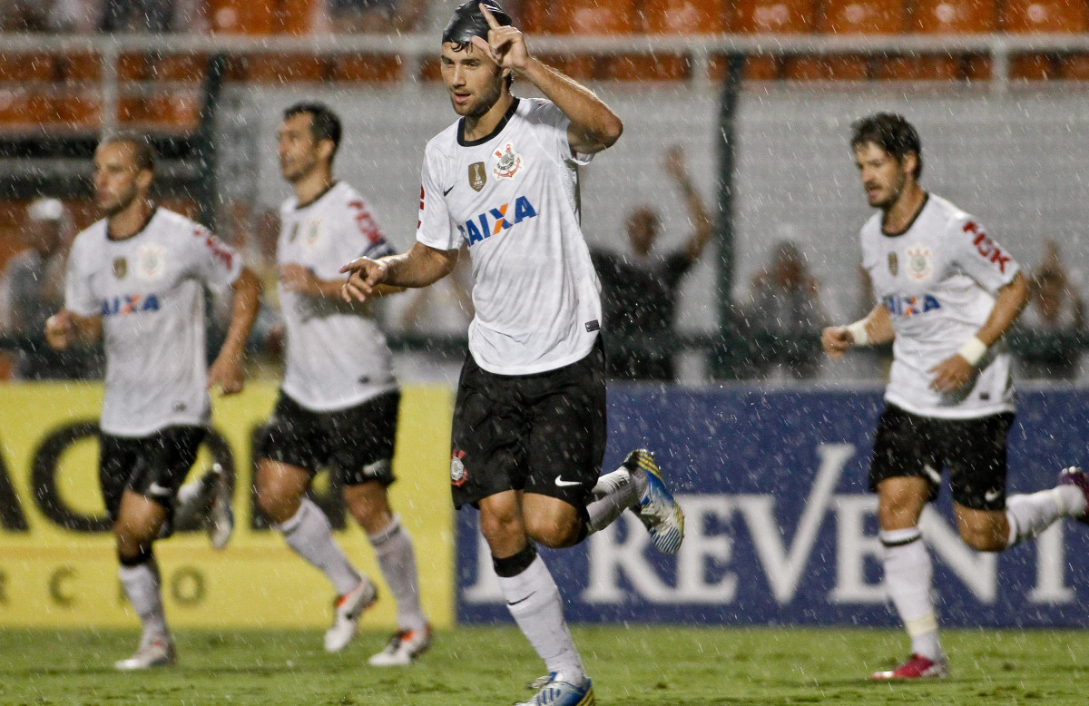 Felipe do Corinthians comemora aps marca gol contra a equipe do Ituano durante partida vlida pelo Copa Libertadores realizado no Pacaembu