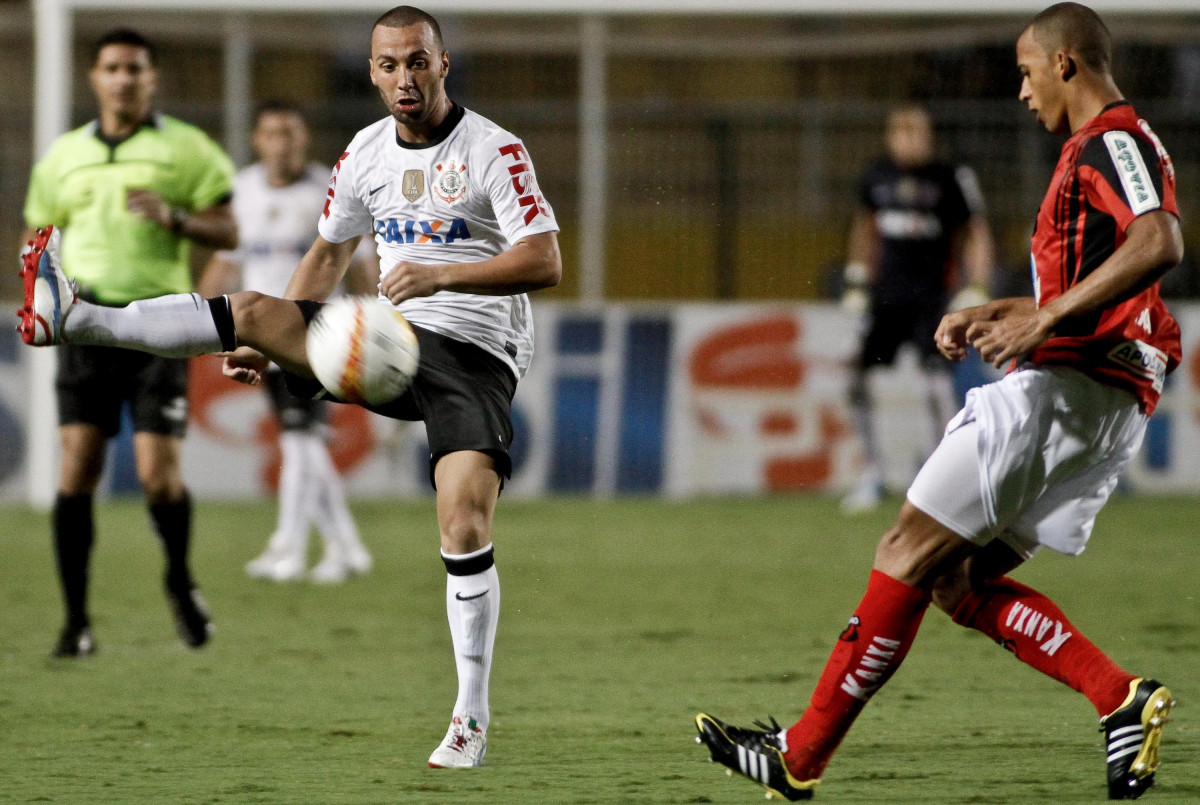 Guilherme do Corinthians disputa a bola com o jogador do Ituano durante partida válida pelo Copa Libertadores realizado no Pacaembu