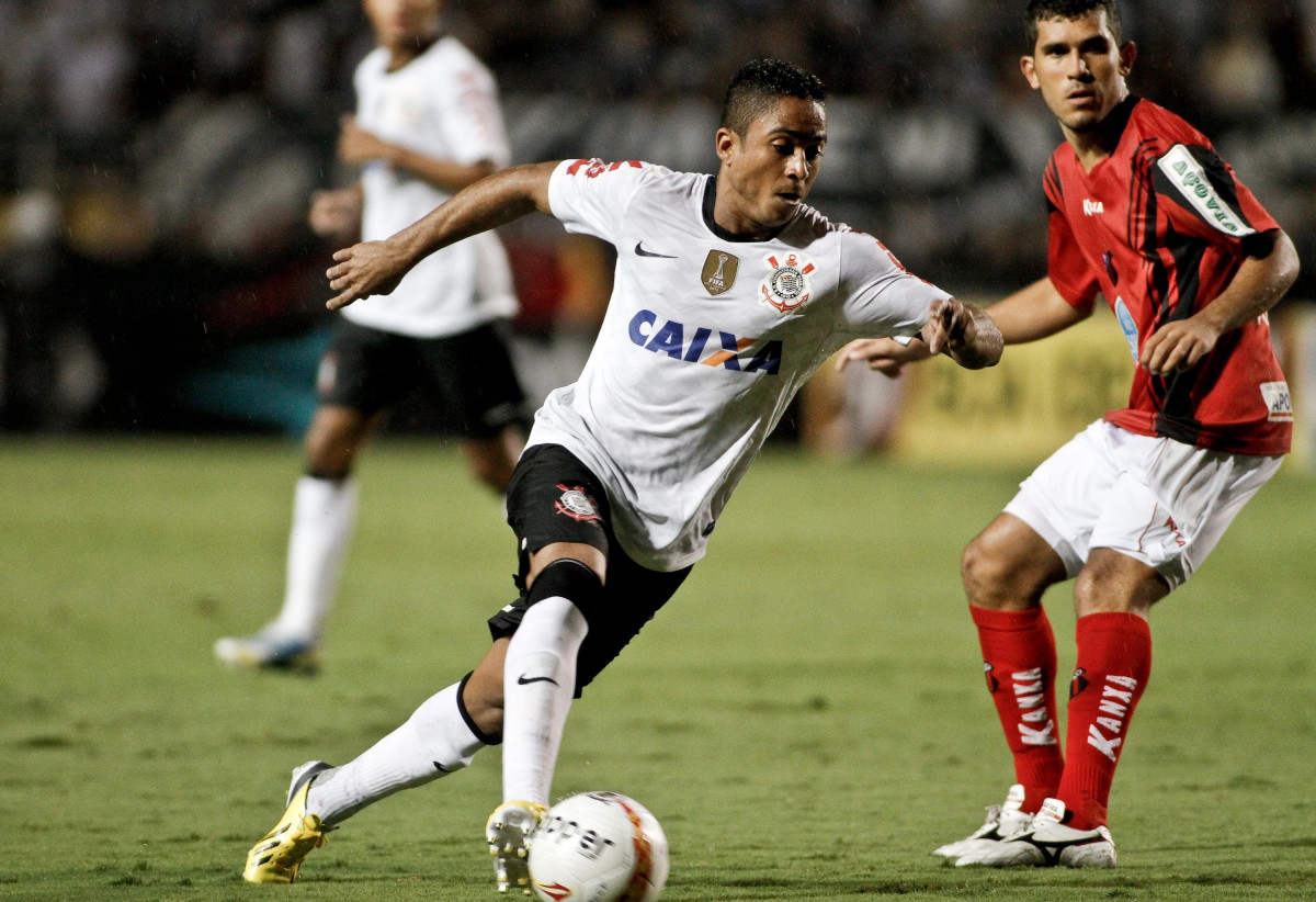 Jorge Henrique do Corinthians disputa a bola com o jogador do Ituano durante partida vlida pelo Copa Libertadores realizado no Pacaembu