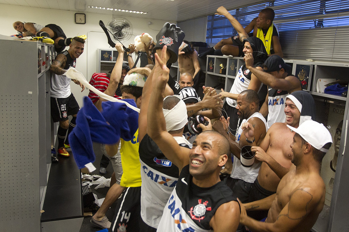 Sheik e outros jogadores em momento de euforia no vestirio do CT Joaquim Grava em 2013