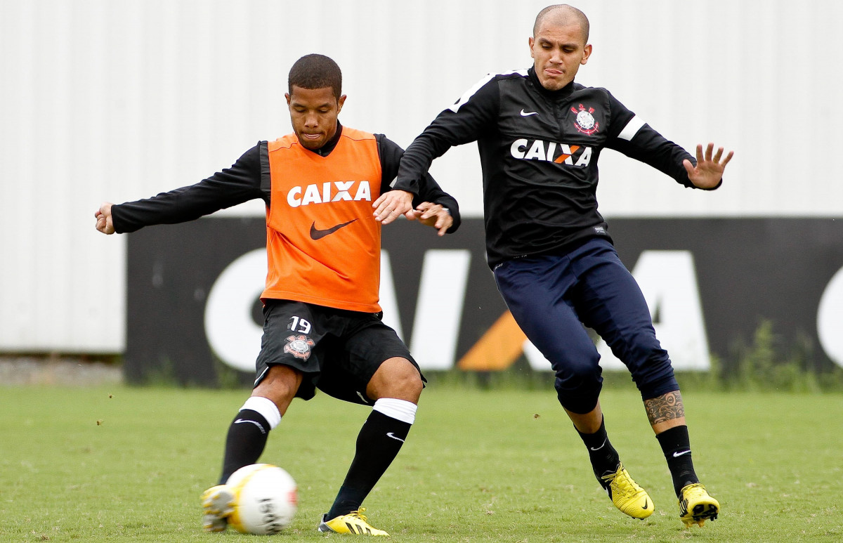 Guilherme e fabio Santos durante Treino do Corinthians realizado no CT Joaquim Grava