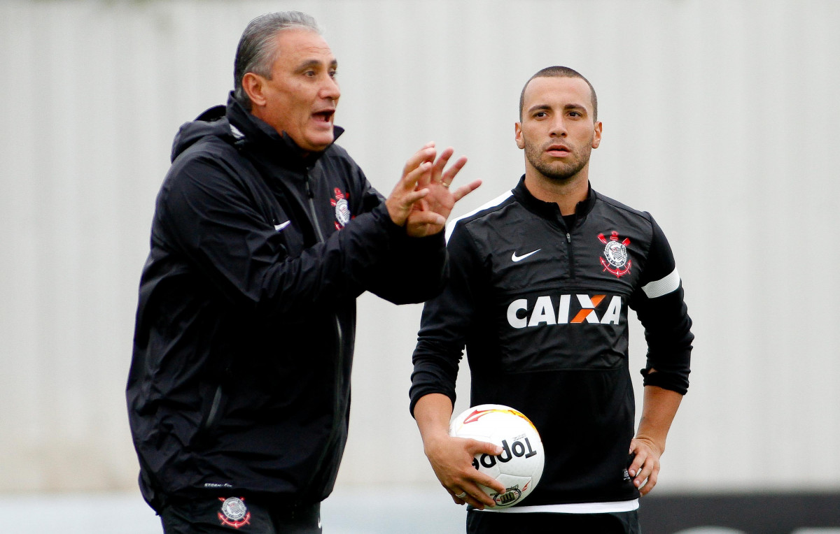 O técnico Tite e o jogador Guilherme durante Treino do Corinthians realizado no CT Joaquim Grava