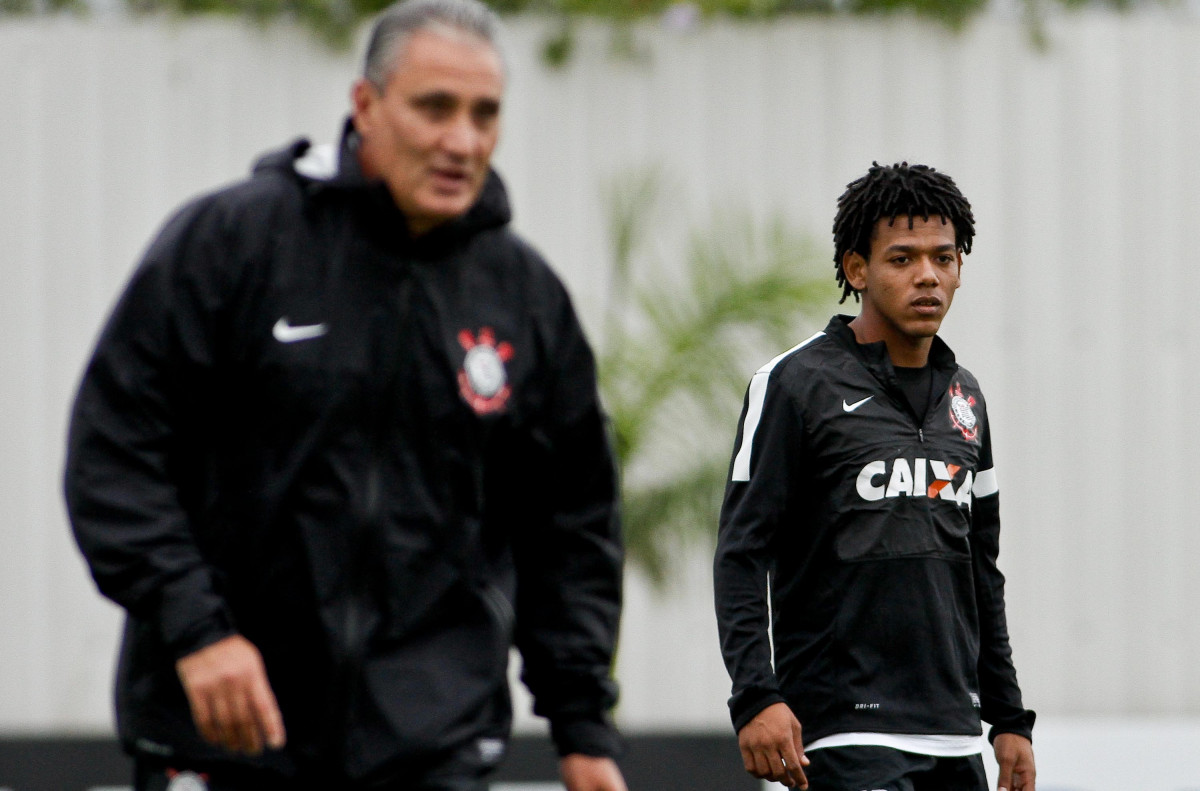 O técnico Tite e o jogador Romarinho durante Treino do Corinthians realizado no CT Joaquim Grava