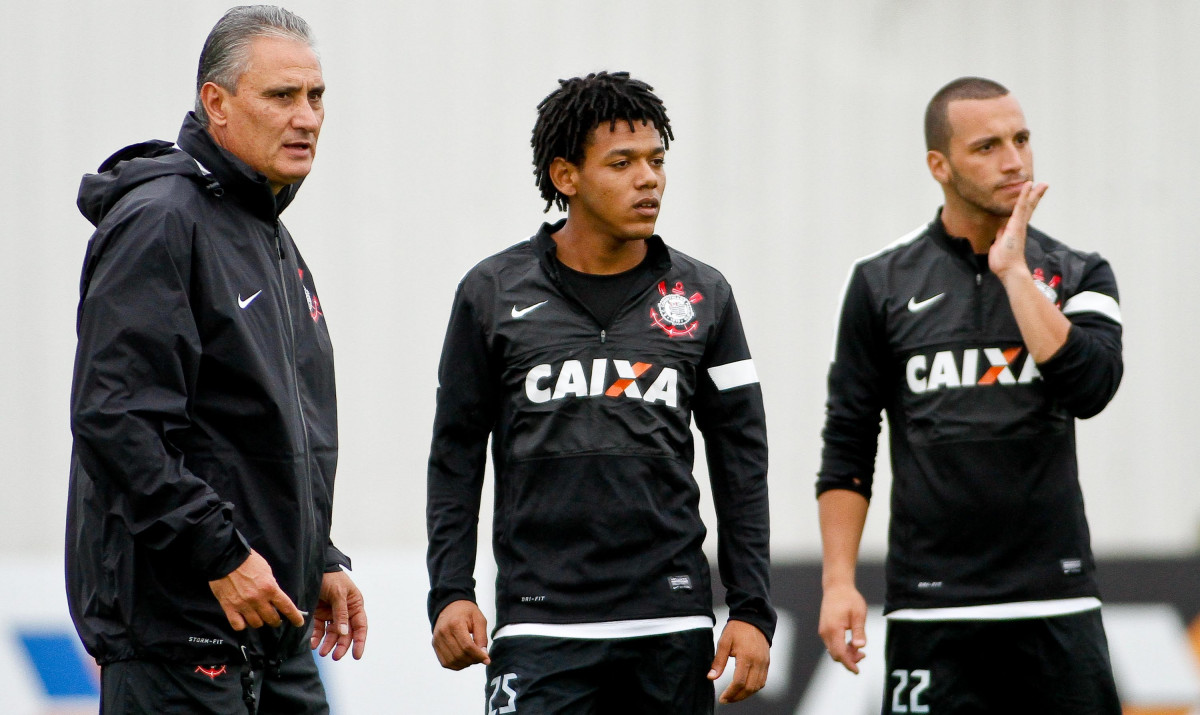O técnico Tite e o jogador Romarinho durante Treino do Corinthians realizado no CT Joaquim Grava