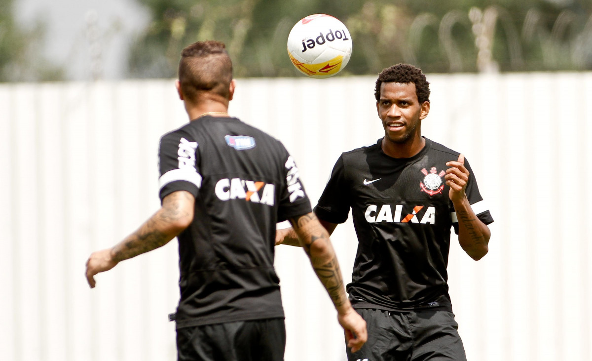 Gil do Corinthians durante treino/SP