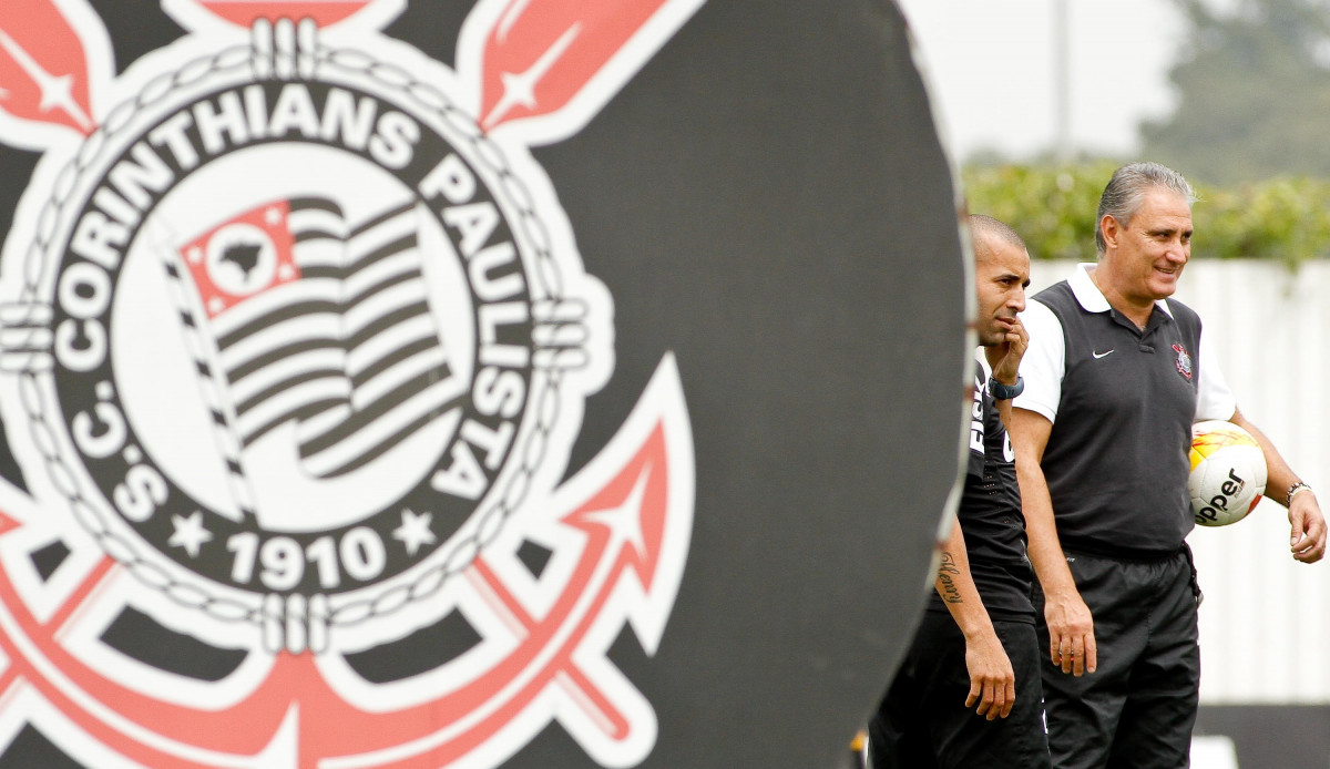 O técnico Tite do Corinthians durante treino/SP