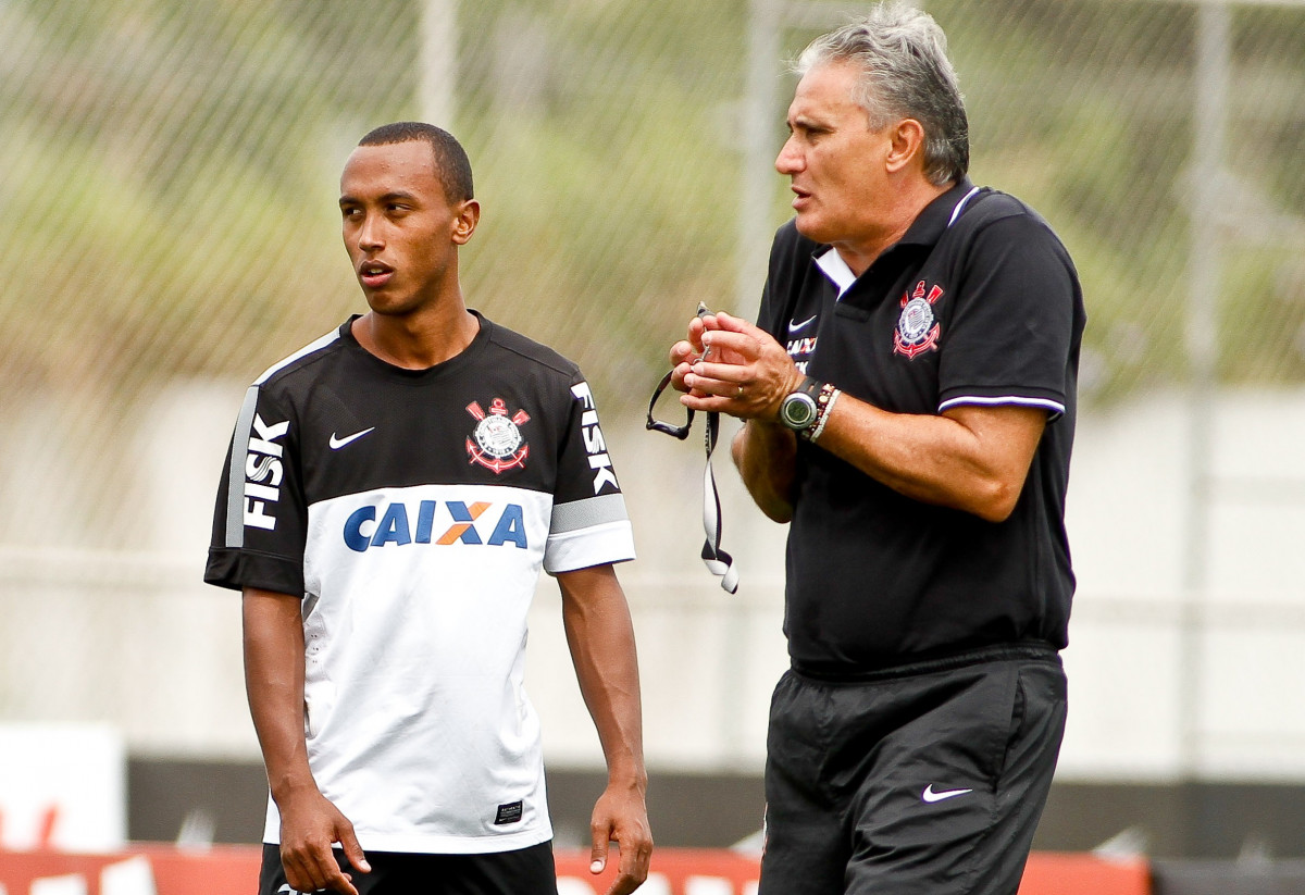 O tcnico Tite e o jogador Paulinho do Corinthians durante treino So Paulo