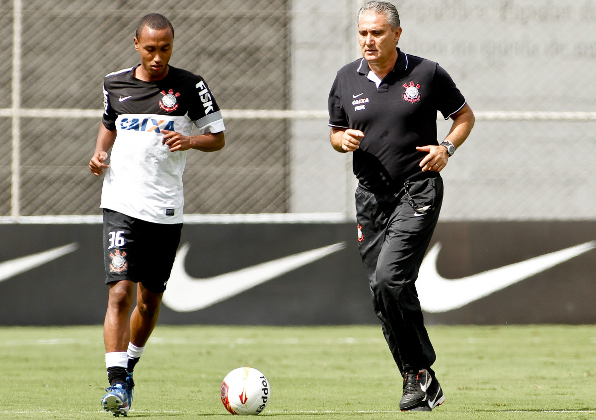 O tcnico Tite e o jogador Paulinho do Corinthians durante treino So Paulo