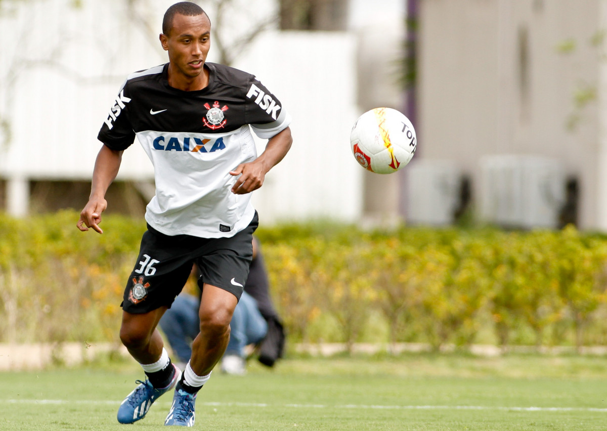 Paulinho do Corinthians durante treino So Paulo
