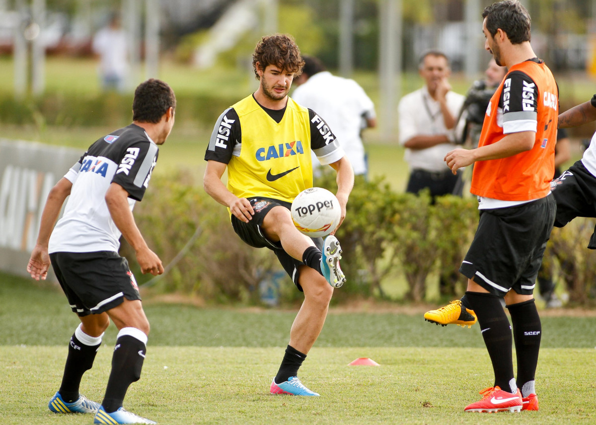 Alexandre Pato do Corinthians durante treino realizado no CT Joaquim Grava 12/04/2013
