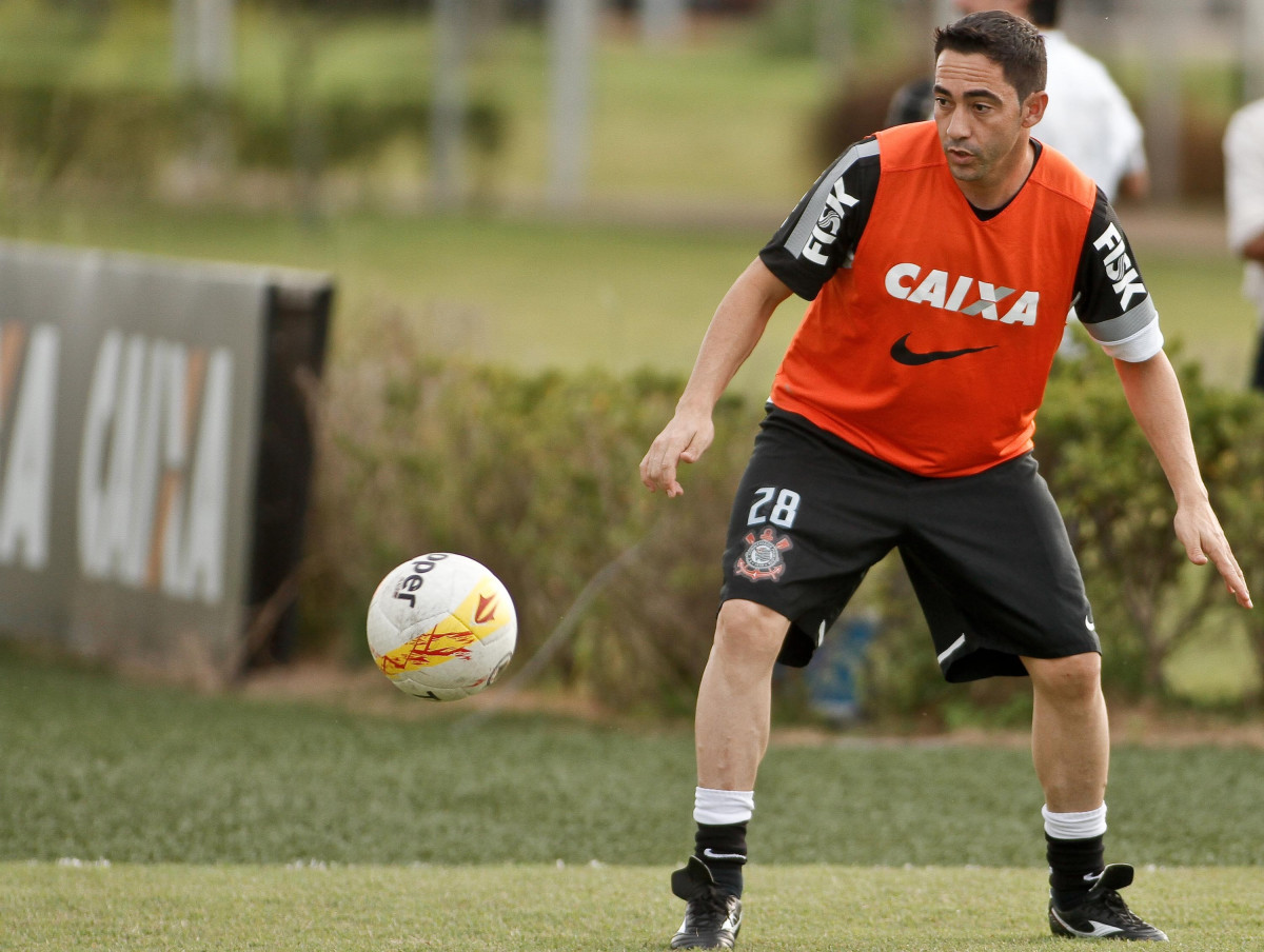 O o jogador Chico do Corinthians durante treino realizado no CT Joaquim Grava 12/04/2013