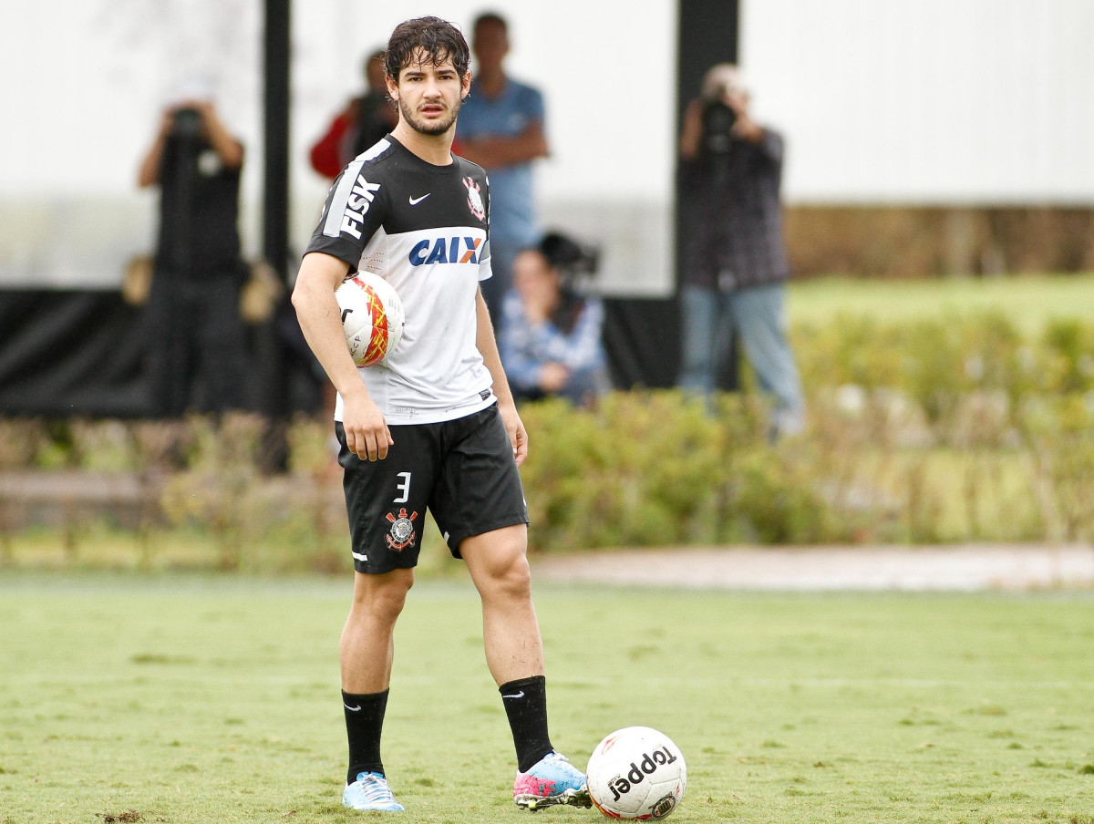 Alexandre Pato do Corinthians durante treino realizado no CT Joaquim Grava 13/04/2013