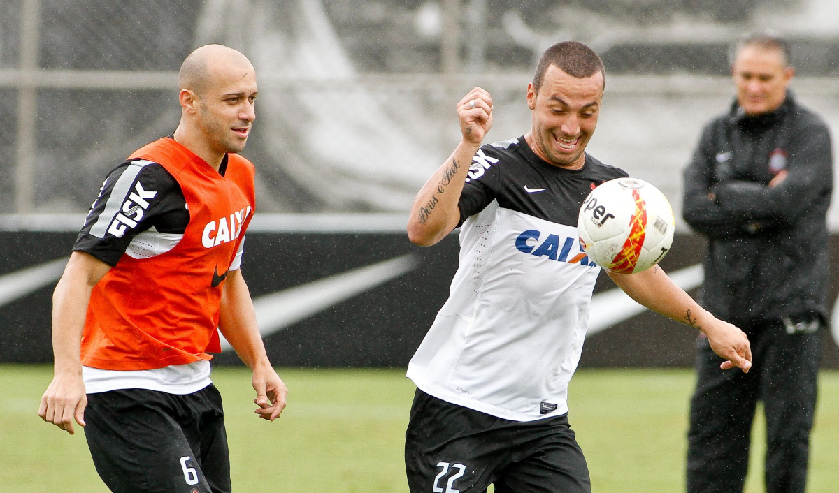 Guilherme e Alexandro do Corinthians durante treino realizado no CT Joaquim Grava 13/04/2013