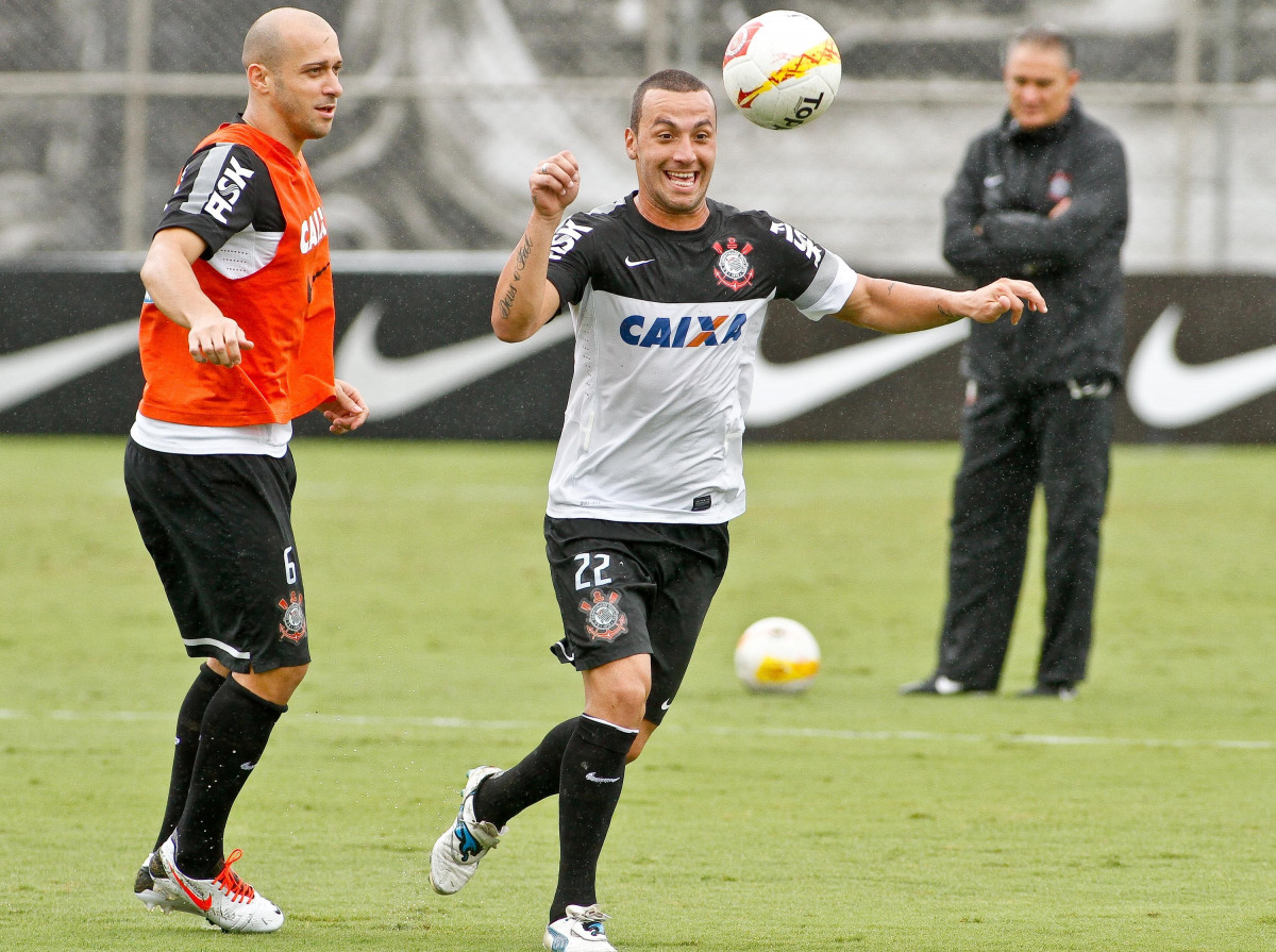 Guilherme e Alexandro do Corinthians durante treino realizado no CT Joaquim Grava 13/04/2013