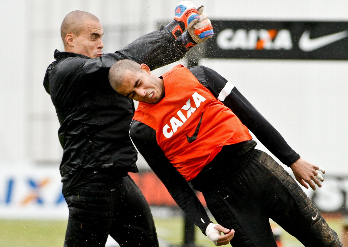 Os goleiros Julio Cesar e Danilo do Corinthians durante treino realizado no CT Joaquim Grava 13/04/2013