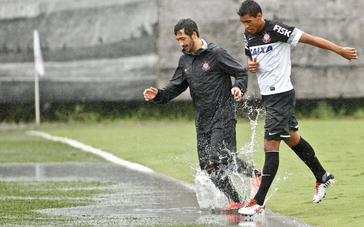 Paulinho e Douglas do Corinthians durante treino realizado no CT Joaquim Grava 13/04/2013