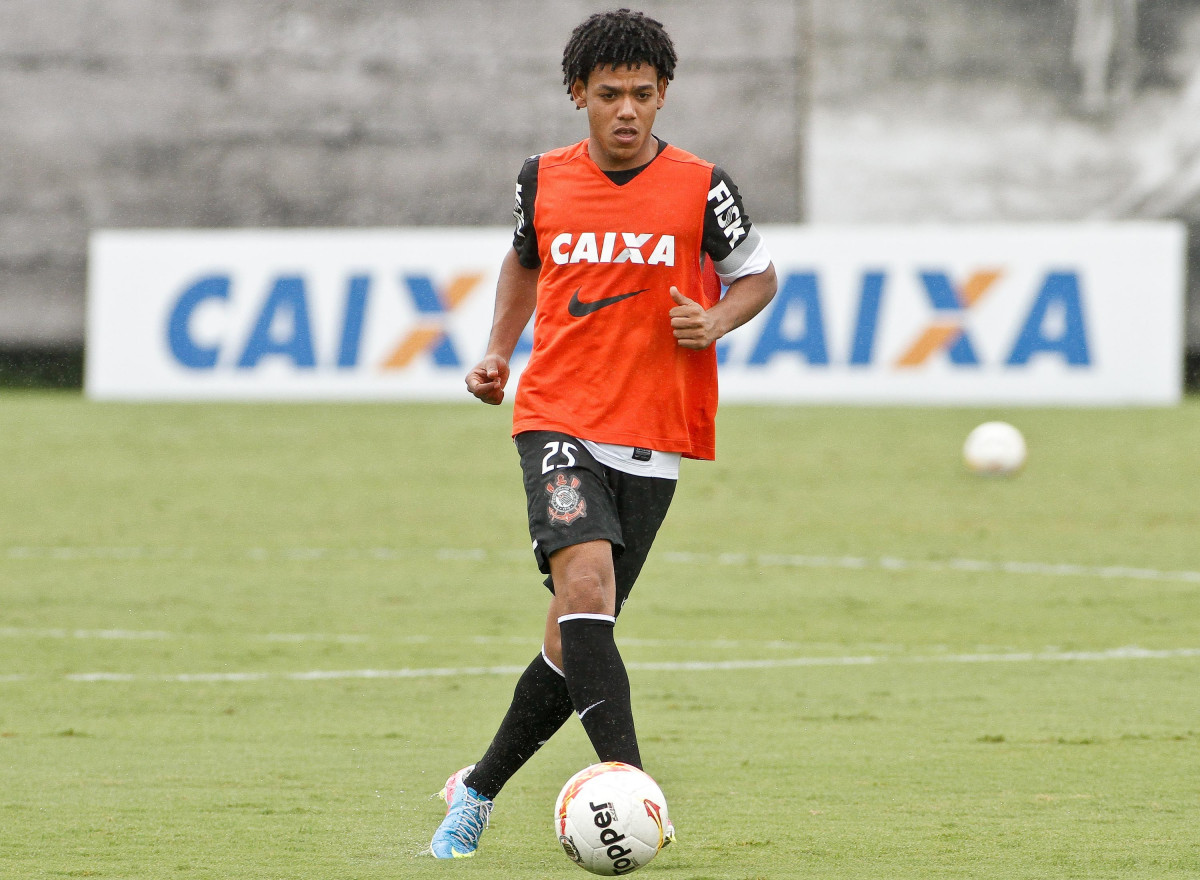 Romarinho do Corinthians durante treino realizado no CT Joaquim Grava 13/04/2013